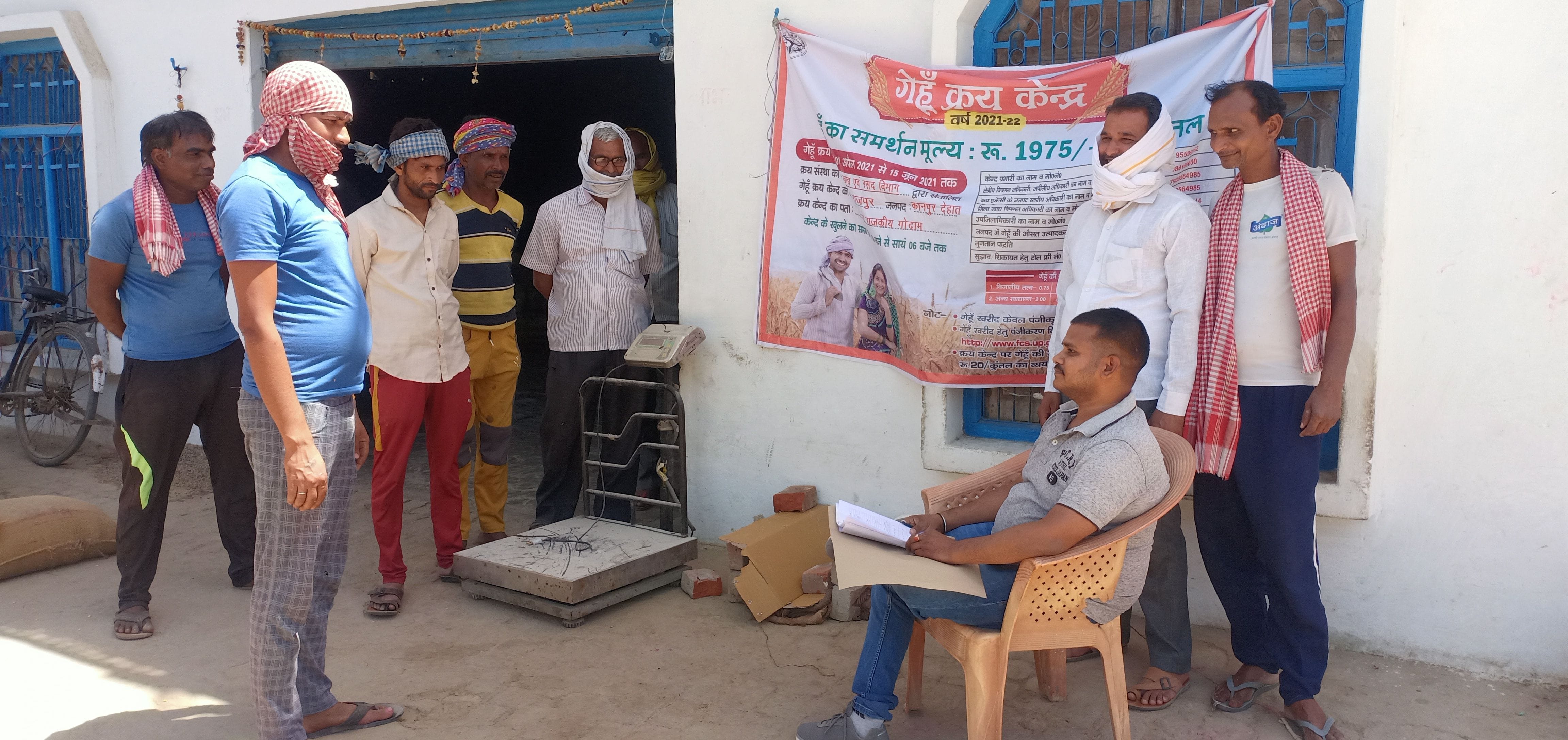 राजपुर के क्रय केंद्र पर किसानों को जानकारी देते प्रभारी मुवीन अहमद।