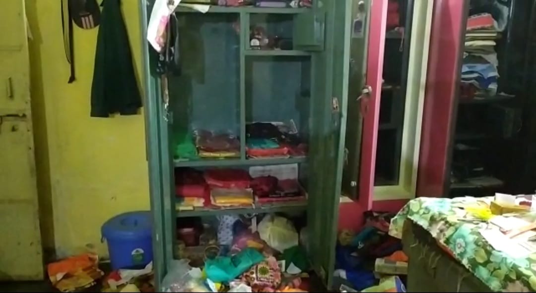 आजादपुरा में कमरें में टूटे पड़े अलमारियों के लॉक आजादपुरा में कमरें में टूटे पड़े अलमारियों के लॉक
