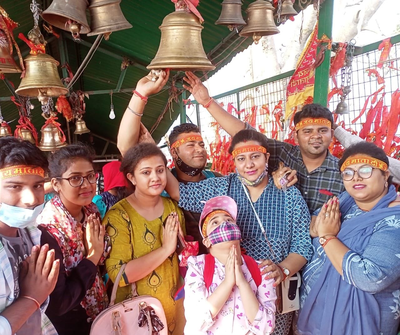 मां पूर्णागिरि धाम में घंटे बजाकर देवी मां की आराधना करते श्रद्घालु। मां पूर्णागिरि धाम में घंटे बजाकर देवी मां की आराधना करते श्रद्घालु।