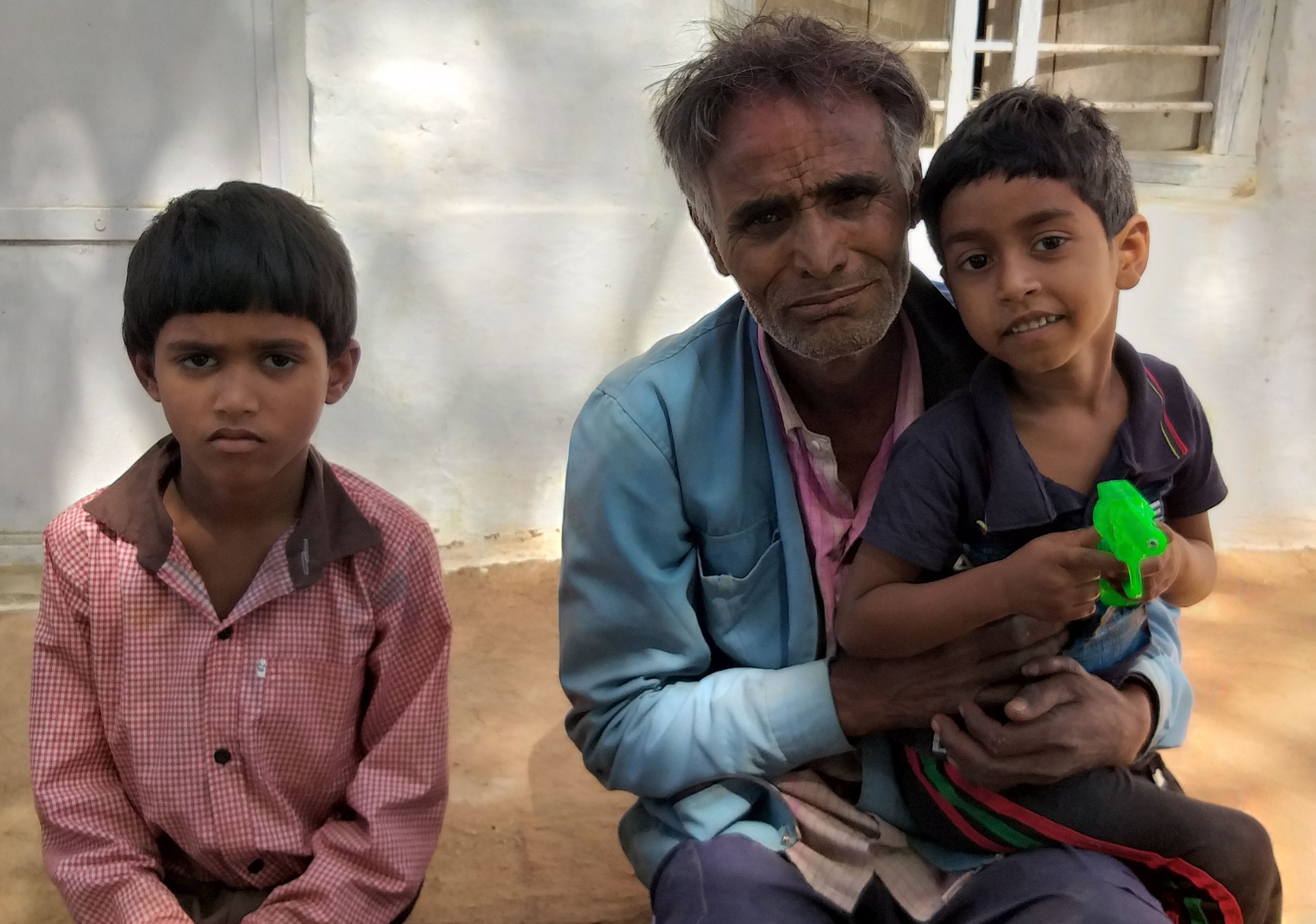 मां सपना व पिता सुमित की मौत के बाद बाबा लखपत की गोद में साहिल व सोहेल। मां सपना व पिता सुमित की मौत के बाद बाबा लखपत की गोद में साहिल व सोहेल।