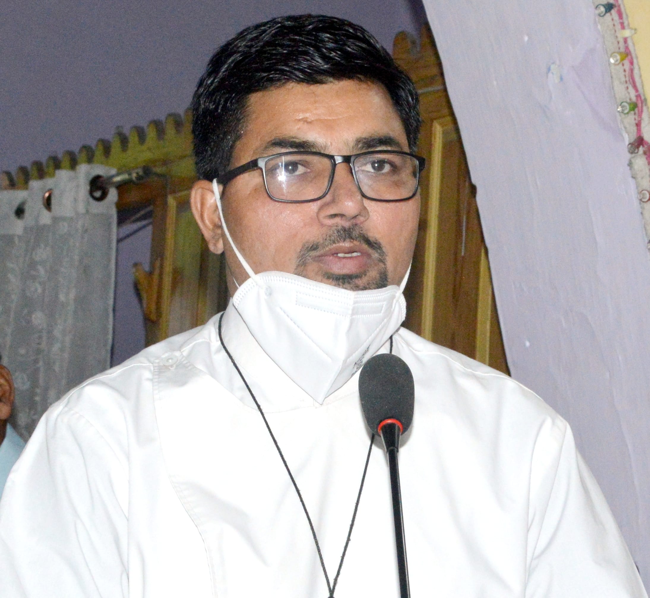 बिजनौर में गुड फ्राइडे पर सेंट्रल मैथोडिस्ट चर्च में प्रार्थना कराते फादर एलीप्रिंस। बिजनौर में गुड फ्राइडे पर सेंट्रल मैथोडिस्ट चर्च में प्रार्थना कराते फादर एलीप्रिंस।
