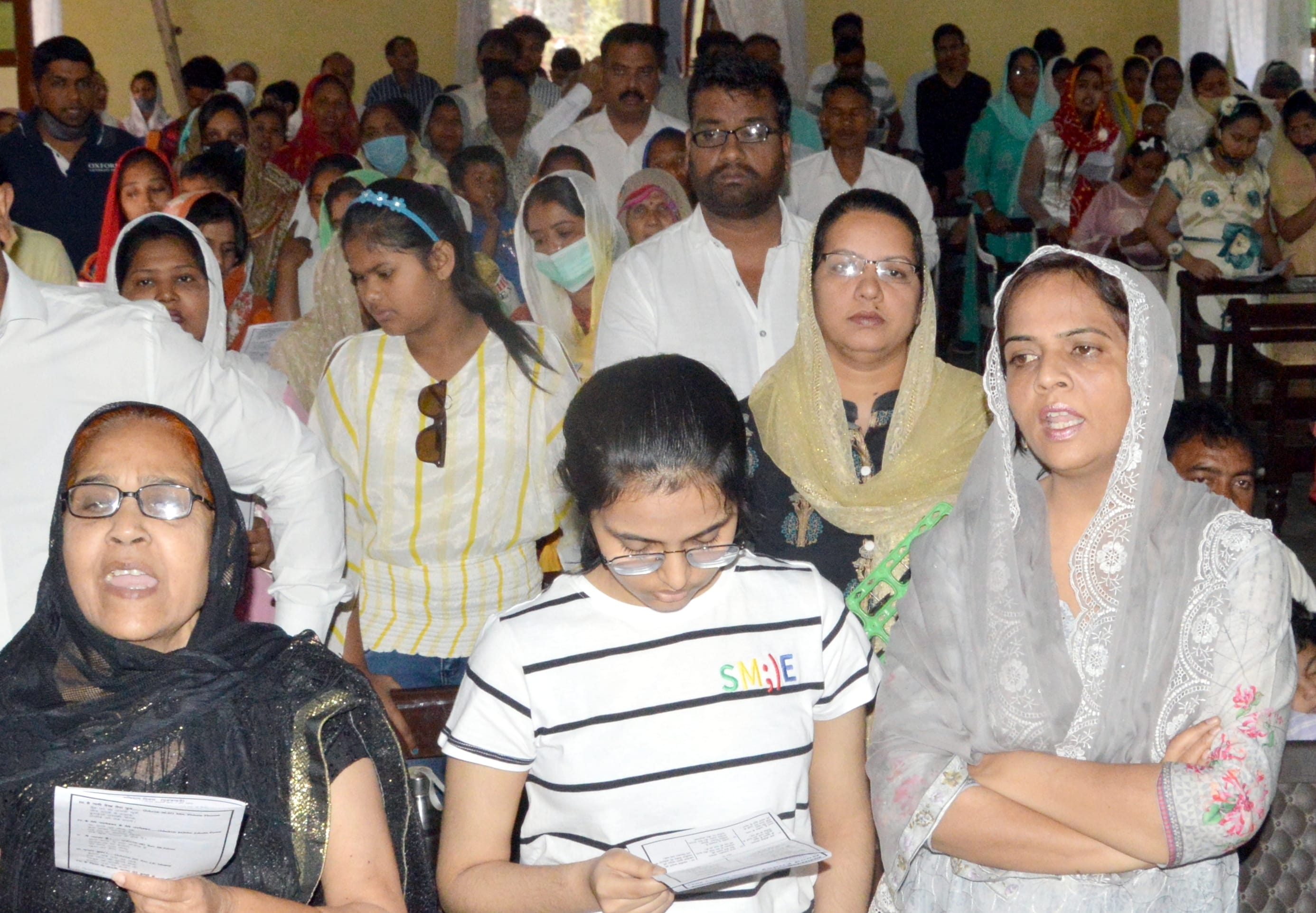 बिजनौर में गुड फ्राइडे पर सेंट्रल मैथोडिस्ट चर्च में प्रार्थना करत श्रृदालु। बिजनौर में गुड फ्राइडे पर सेंट्रल मैथोडिस्ट चर्च में प्रार्थना करत श्रृदालु।
