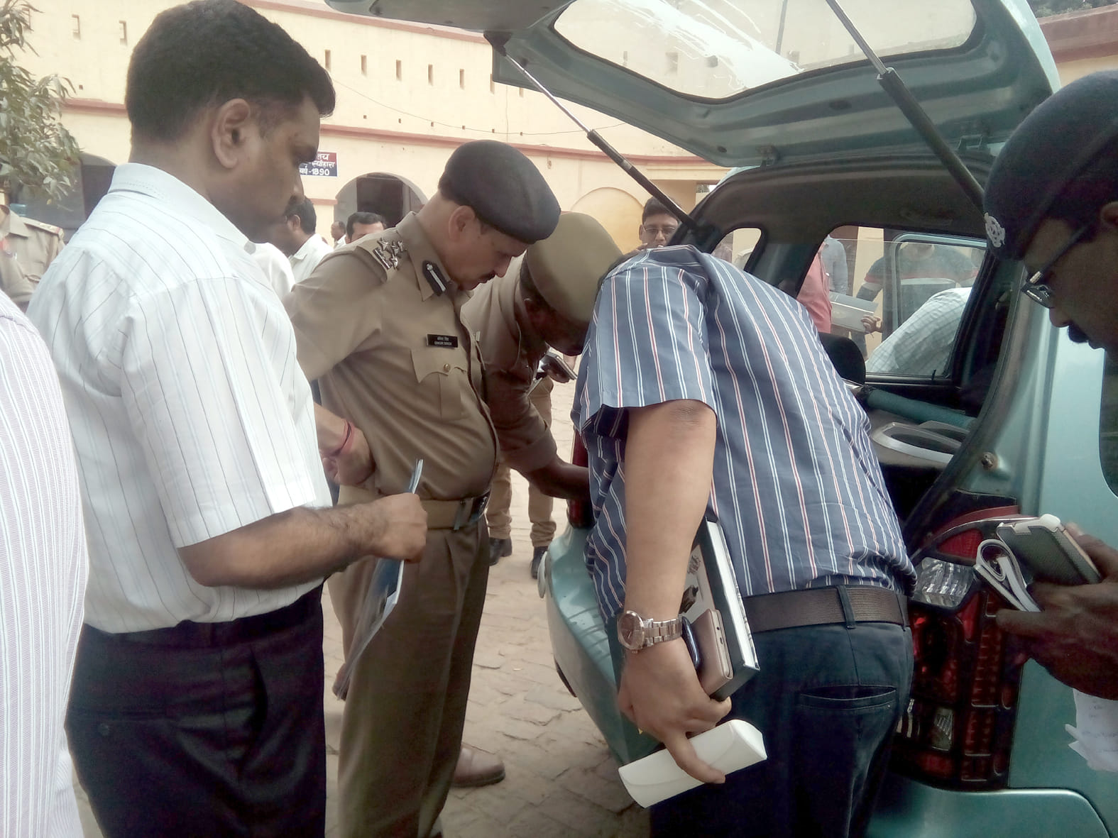 स्योहारा क्षेत्र के सहसपुर के एनआईए के डिप्टी एसपी तंजील अहमद की हत्या के बाद जांच करती पुलिस। (फ? स्योहारा क्षेत्र के सहसपुर के एनआईए के डिप्टी एसपी तंजील अहमद की हत्या के बाद जांच करती पुलिस। (फ?