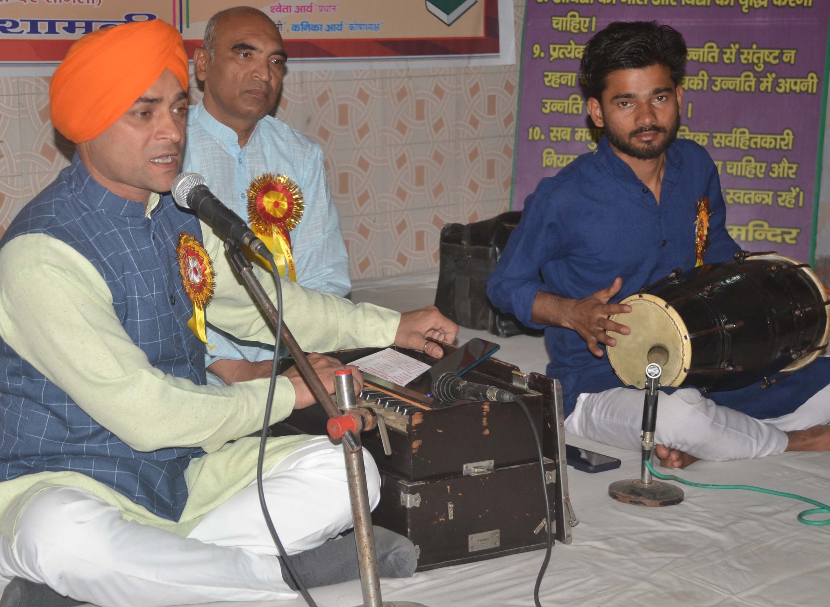शामली आर्य समाज मंदिर में भजन प्रस्तुत करते भजनो उपदेशक। शामली आर्य समाज मंदिर में भजन प्रस्तुत करते भजनो उपदेशक।
