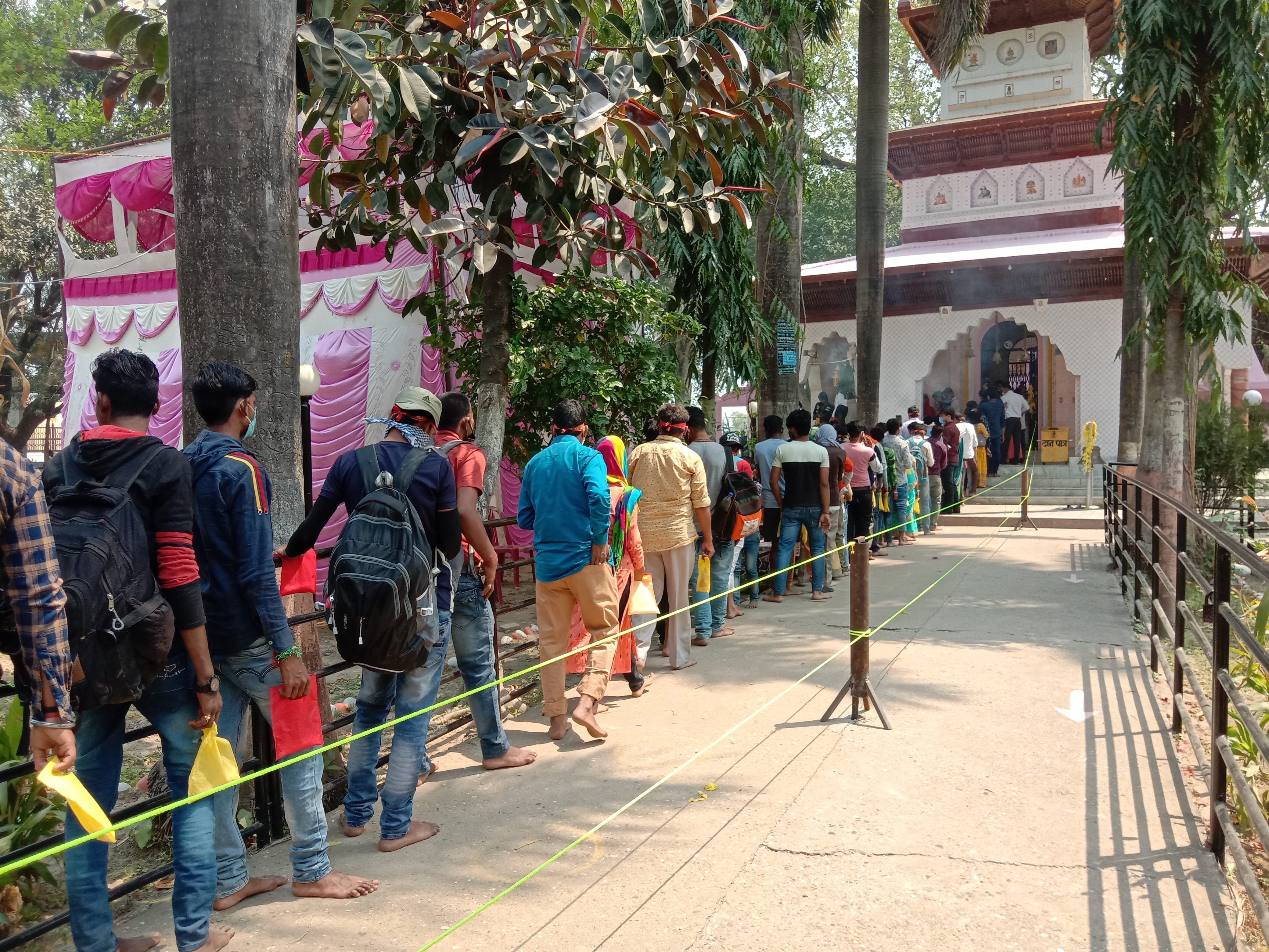 नेपाल के ब्रह्मदेव स्थित बाबा सिद्घनाथ मंदिर में दर्शन के लिए खड़े पूर्णागिरि धाम आए श्रद्घालु। नेपाल के ब्रह्मदेव स्थित बाबा सिद्घनाथ मंदिर में दर्शन के लिए खड़े पूर्णागिरि धाम आए श्रद्घालु।