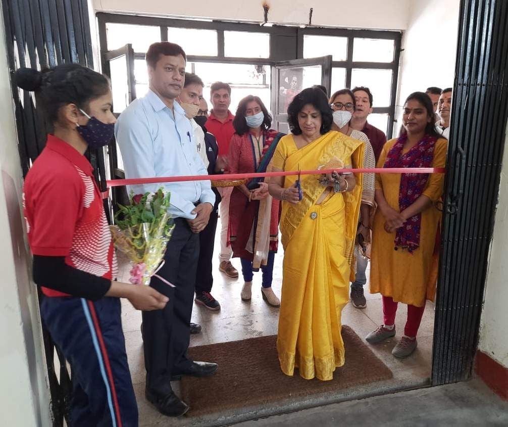 पीजी कालेज कोटद्वार में रिबन काटकर इंडोर प्रतियोगिताओं का शुभारंभ करती प्रभारी प्राचार्य प्रो. पीजी कालेज कोटद्वार में रिबन काटकर इंडोर प्रतियोगिताओं का शुभारंभ करती प्रभारी प्राचार्य प्रो.