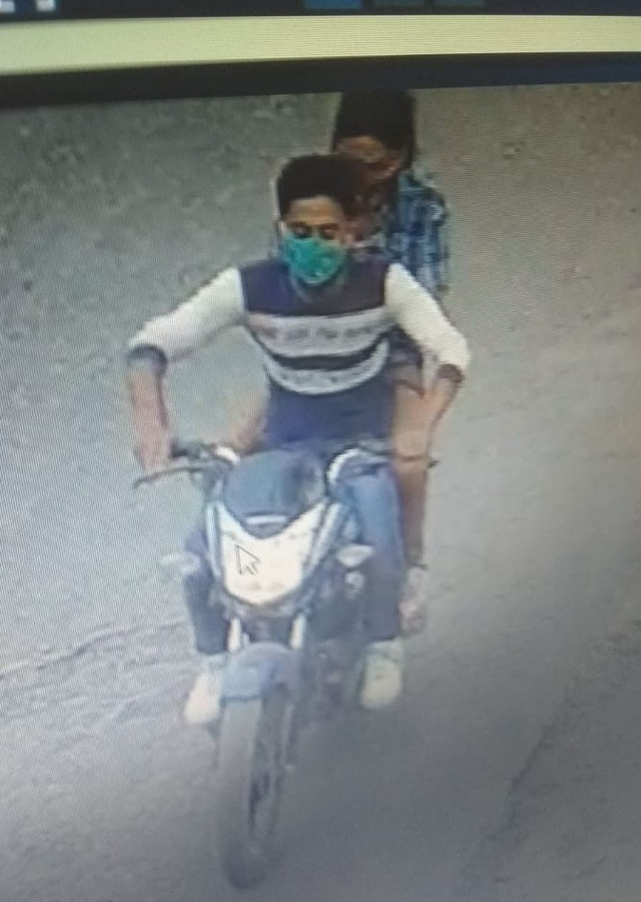 सिविल लाइन थाना क्षेत्र में लूट करने वाले लुटेरे सीसीटीवी कैद। सिविल लाइन थाना क्षेत्र में लूट करने वाले लुटेरे सीसीटीवी कैद।