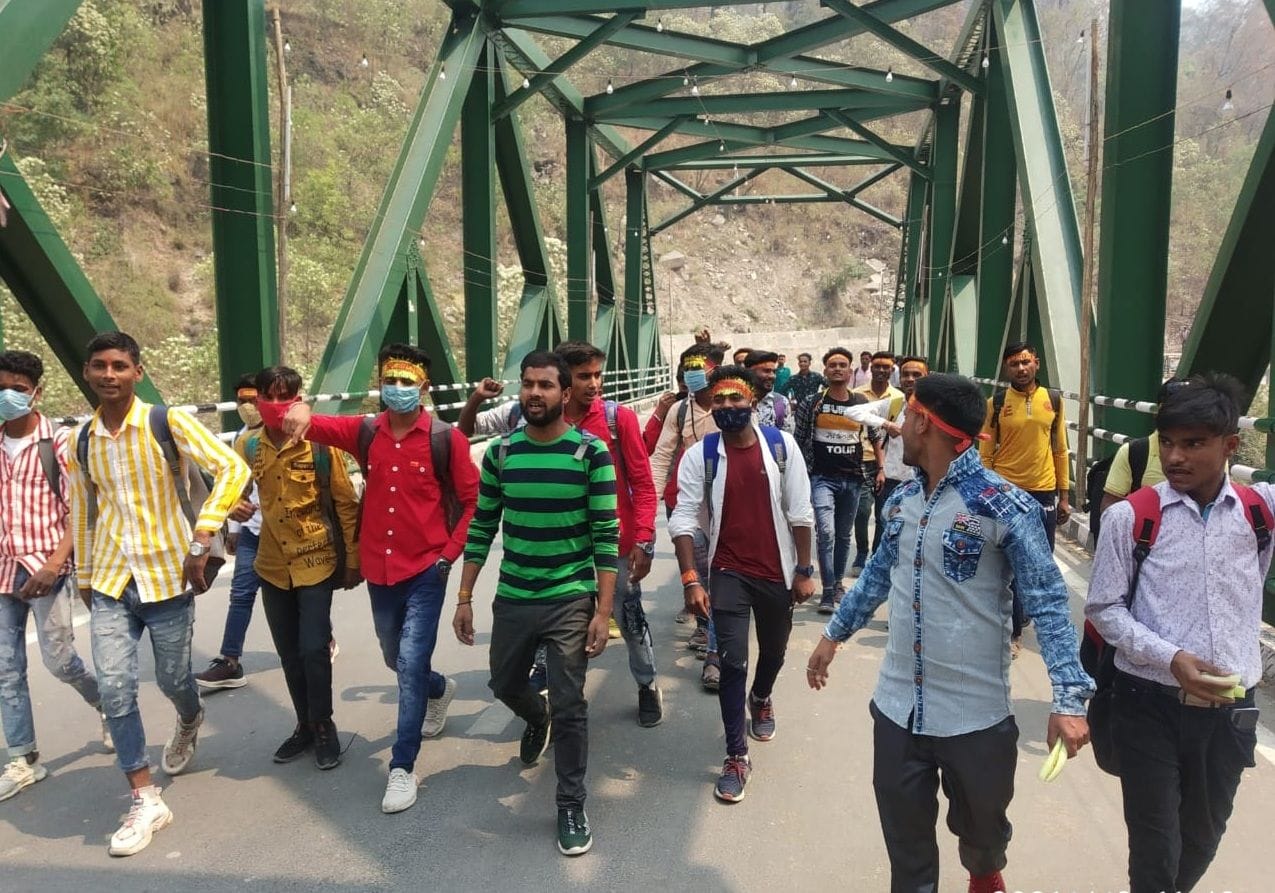 मां पूर्णागिरि धाम के दर्शन कर लौटते उत्साहित युवाओं की टोली। मां पूर्णागिरि धाम के दर्शन कर लौटते उत्साहित युवाओं की टोली।