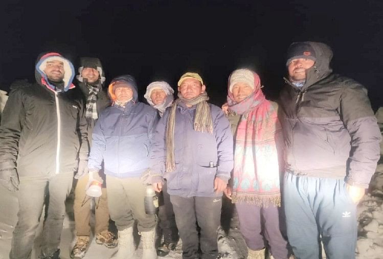 Lahul News Bro Rescued Two Tourists Stranded In Kunzum Pass ल ह ल क ज म दर र म बर फ ल त फ न म फ स द स ल न स रक ष त न क ल Amar Ujala Hindi News Live