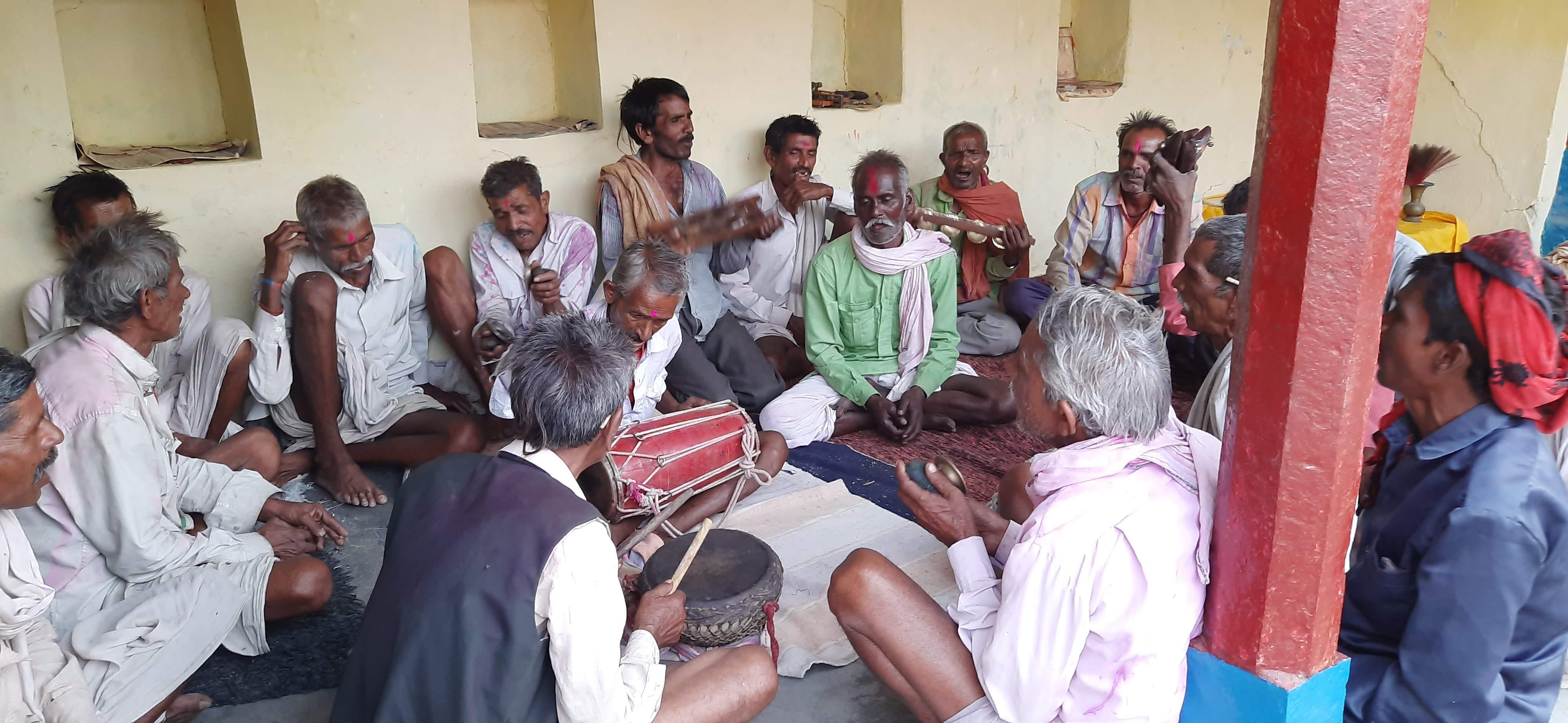 राजमंदिर डोगरा खुर्द में फाग गाते फगवारे। राजमंदिर डोगरा खुर्द में फाग गाते फगवारे।
