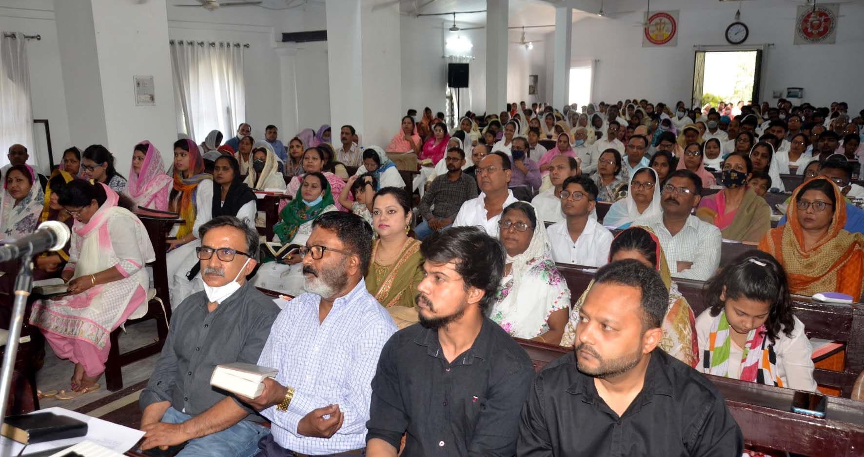 घंटाघर स्थित चर्च द असेंसन में प्रर्थना सभा में उपस्थित पूर्व एमएलसी विवेक बंसल। व अन्य। घंटाघर स्थित चर्च द असेंसन में प्रर्थना सभा में उपस्थित पूर्व एमएलसी विवेक बंसल। व अन्य।