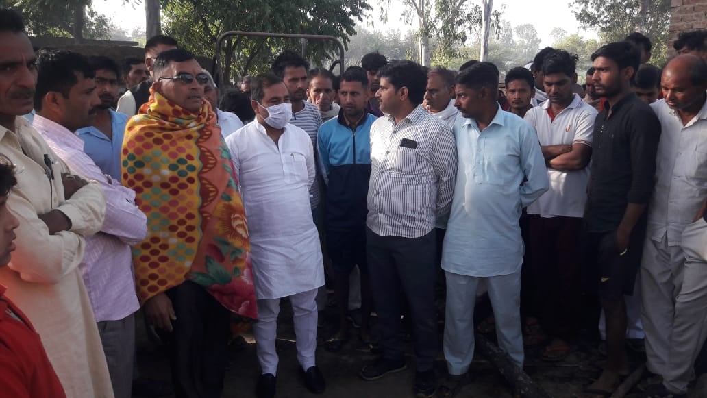 आग लगने की घटना के बाद मौके पर पहुंचे विधायक कुंवर ब्रिजेश