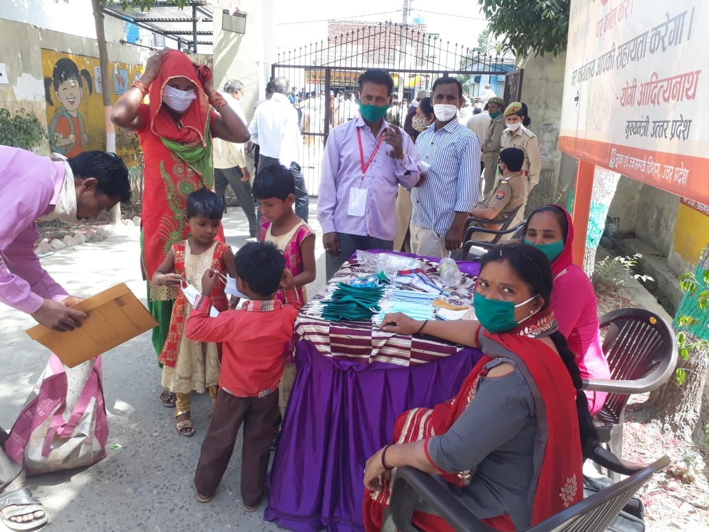 सरसावा में तीन छोटे बच्चों के साथ नामांकन करने पहुंची महिला प्रत्याशी सरसावा में तीन छोटे बच्चों के साथ नामांकन करने पहुंची महिला प्रत्याशी