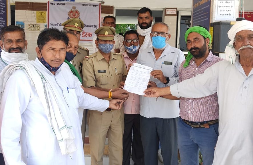 नजीबाबाद थाने को ज्ञापन सौंपते किसान। नजीबाबाद थाने को ज्ञापन सौंपते किसान।