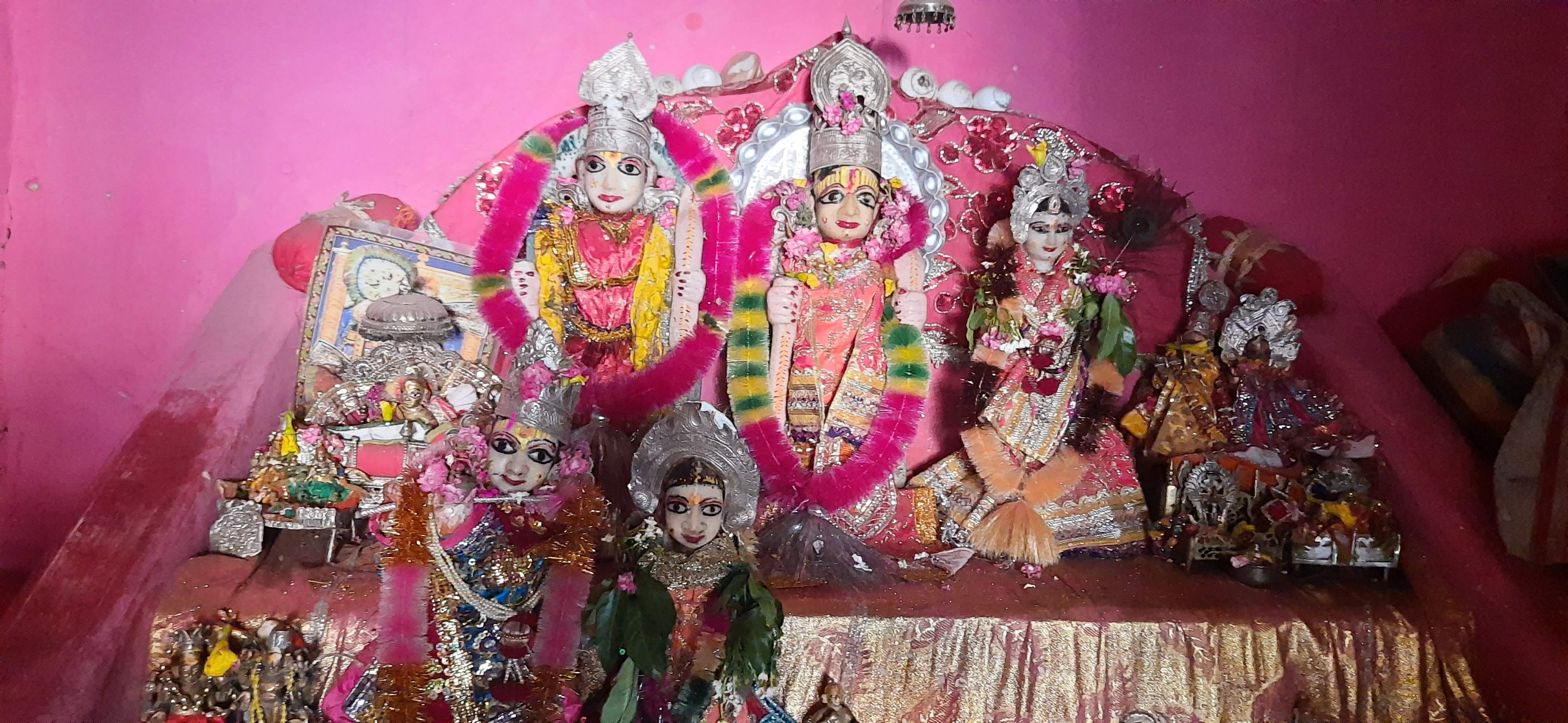 ंग पंचमी पर डोगरा खुर्द के राज मंदिर में सजाए गए भगवान कृष्ण और राधा। ंग पंचमी पर डोगरा खुर्द के राज मंदिर में सजाए गए भगवान कृष्ण और राधा।