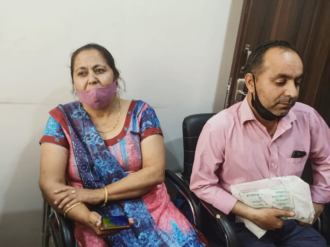 जिला अदालत में मौजूद मृतक की मां निर्मल। जिला अदालत में मौजूद मृतक की मां निर्मल।