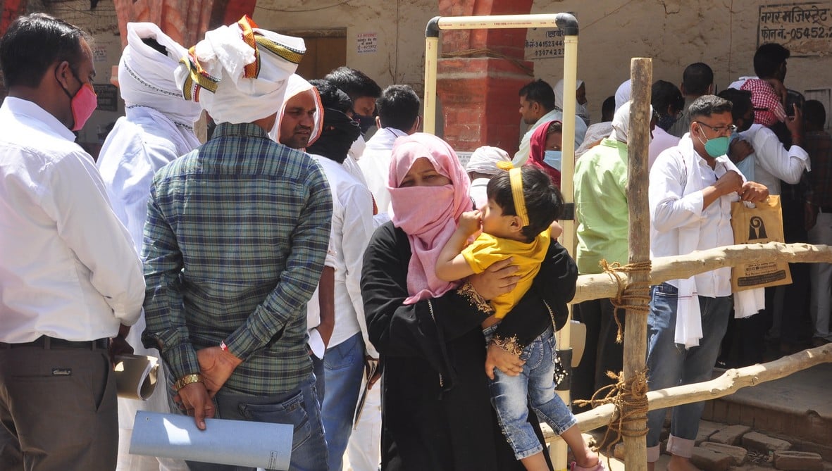 कलेक्ट्रेट में नन्हीं बच्ची के साथ नामाकंन कर बाहर आती महिला। संवाद कलेक्ट्रेट में नन्हीं बच्ची के साथ नामाकंन कर बाहर आती महिला। संवाद