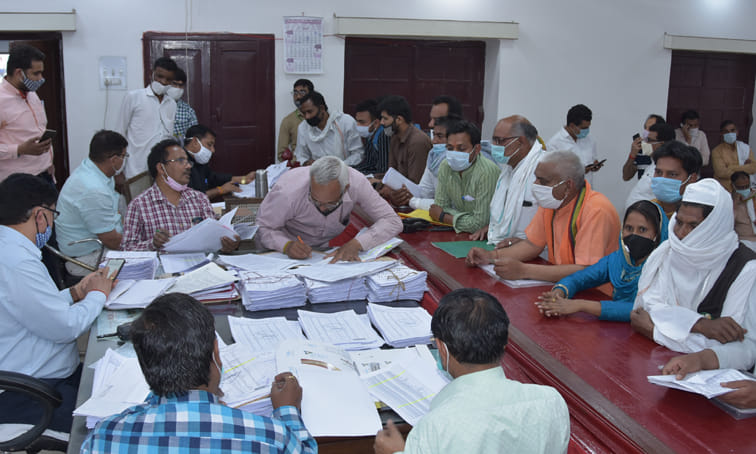 कलेक्ट्रेट परिसर में नामांकन करने के लिये जिला पंचायत सदस्य की लगी भीड़ कलेक्ट्रेट परिसर में नामांकन करने के लिये जिला पंचायत सदस्य की लगी भीड़