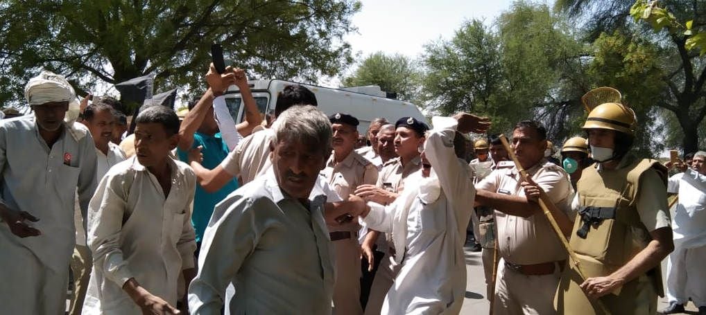 किसानों को रोकते पुलिस कर्मचारी। किसानों को रोकते पुलिस कर्मचारी।