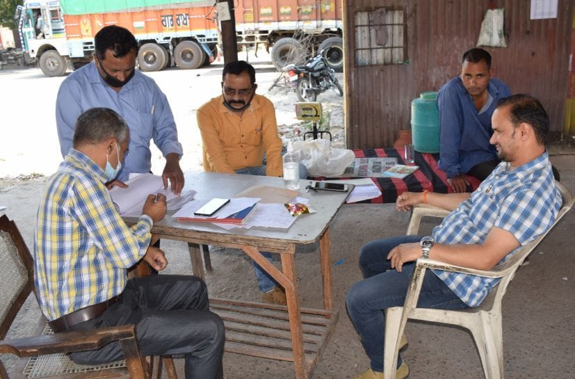 रुद्रपुर गल्ला मंडी स्थित आरएफसी के गेहूं खरीद केंद्र में बैठे कर्मचारी। रुद्रपुर गल्ला मंडी स्थित आरएफसी के गेहूं खरीद केंद्र में बैठे कर्मचारी।