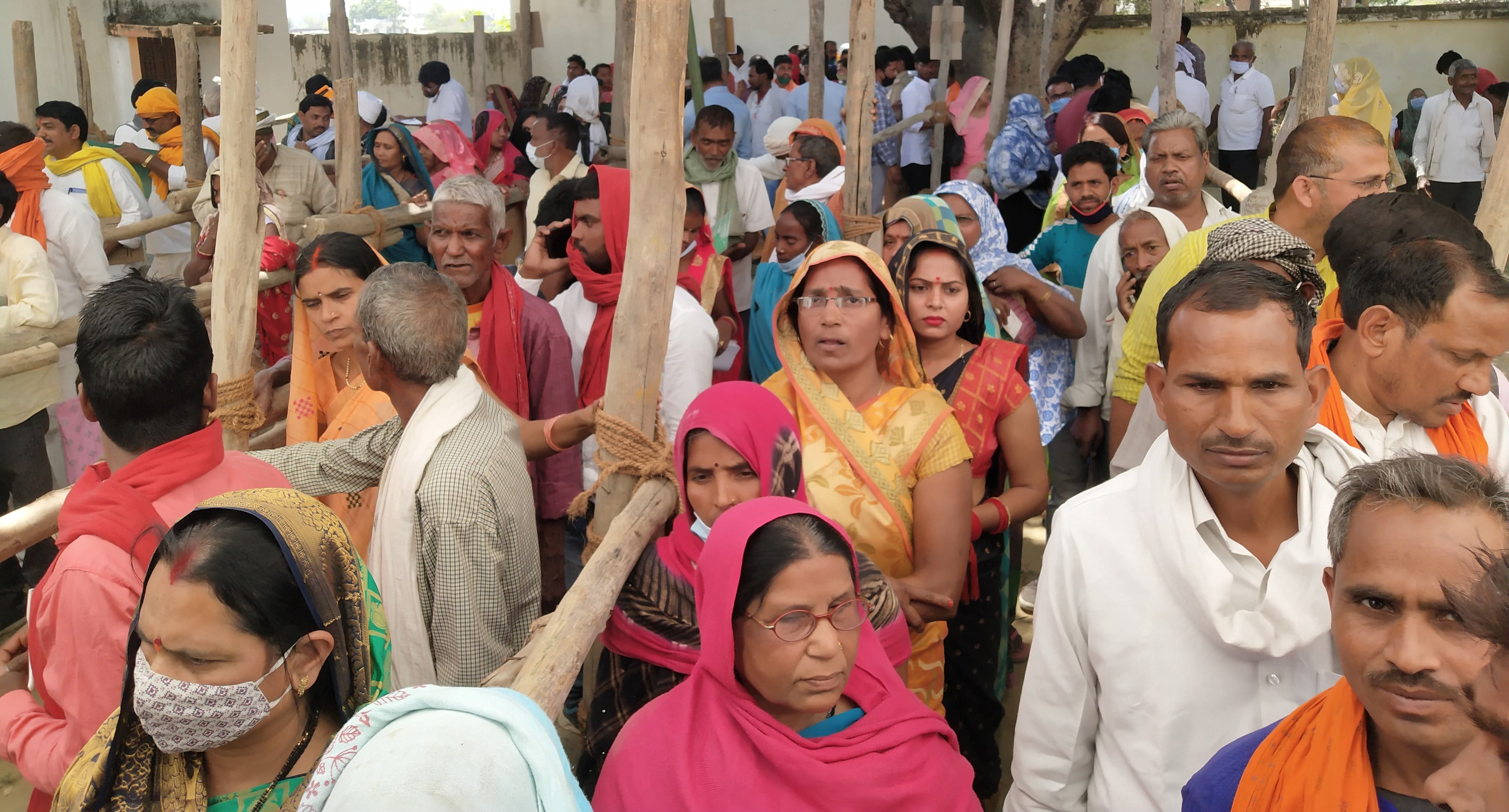 जलालपुर ब्लॉक पर नामाकंन करने के लिए कतार में खड़े लोग। संवाद जलालपुर ब्लॉक पर नामाकंन करने के लिए कतार में खड़े लोग। संवाद