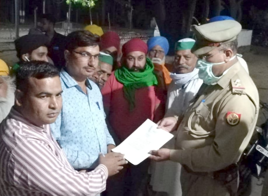 जलीलपुर में ज्ञापन सौंपते भाकियू कार्यकर्ता।