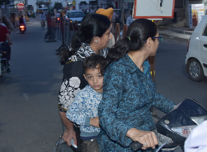 थाना सदर और से आता बिना मास्क के आता परिवार पर पुछा मास्क तो बाहने बनाता नजर आया परिवार थाना सदर और से आता बिना मास्क के आता परिवार पर पुछा मास्क तो बाहने बनाता नजर आया परिवार