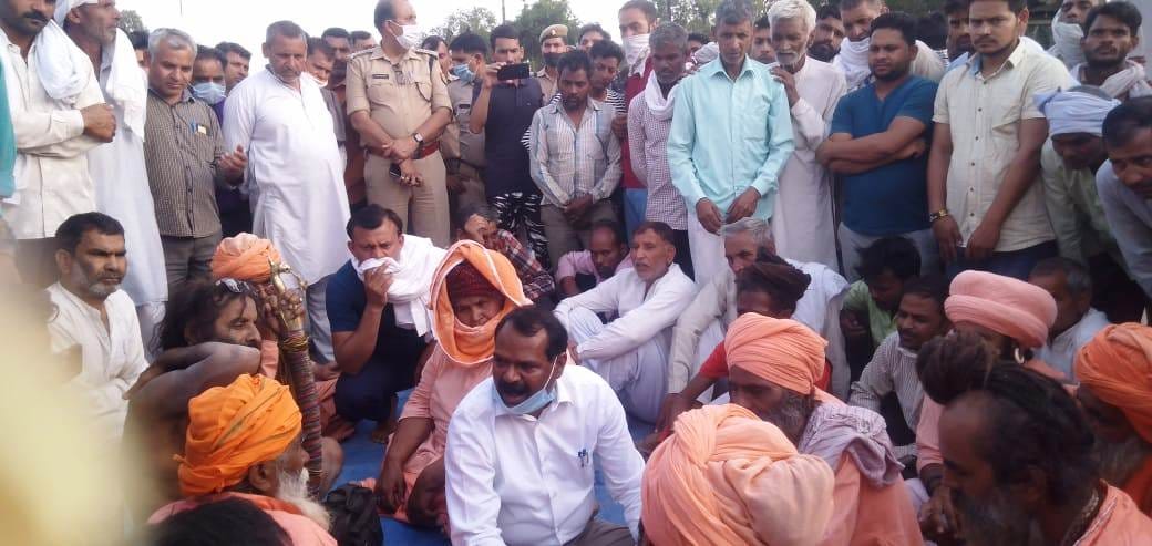 फोटो कैप्सन बुढ़ाना 04द्वठ्ठद्दड्ढस्रठ्ठ5 में मंदिर के महंत की बरामदगी को लेकर जाम लगाने वालों को