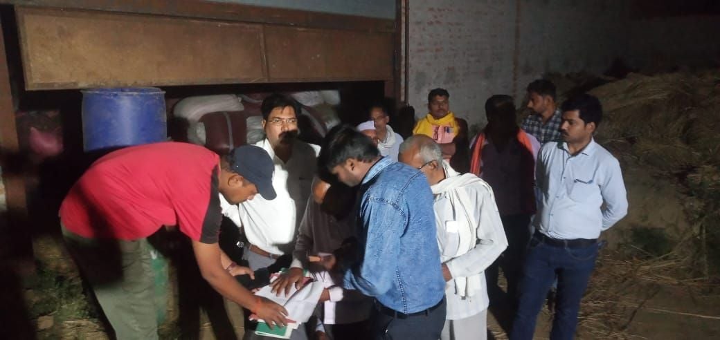 हथिगवां थाने के झाझा क पुरवा में बरामद शराब व सामान की जांच करते आबकारी विभाग के अधिकारी। हथिगवां थाने के झाझा क पुरवा में बरामद शराब व सामान की जांच करते आबकारी विभाग के अधिकारी।