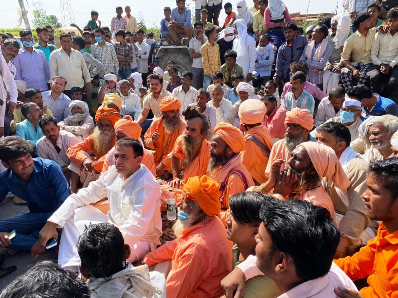 मुजफ्फरनगर : बुढ़ाना में सरनावली गांव के शिव मंदिर के महंत हरि गिरि की बरामदगी को लेकर सड़क के बीच 