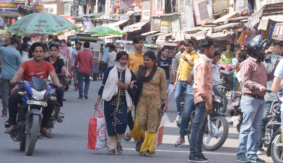 नेहरू मार्केट मे बिना मास्क खरीदारी करते लोग नेहरू मार्केट मे बिना मास्क खरीदारी करते लोग