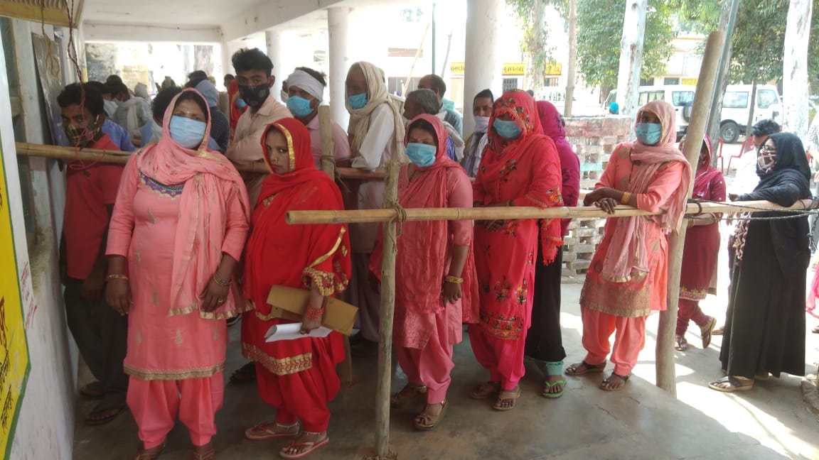 मुजफ्फराबाद में नामांकन के लिए कतार में लगे प्रत्याशी मुजफ्फराबाद में नामांकन के लिए कतार में लगे प्रत्याशी