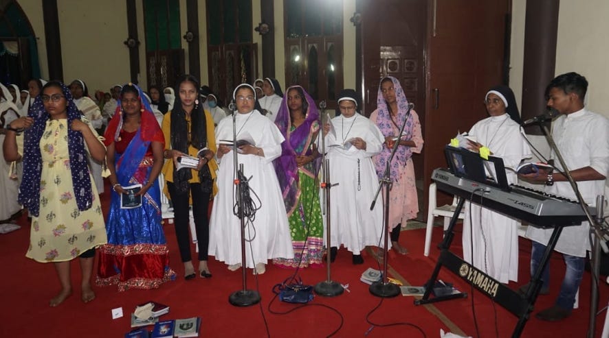 नजीबाबाद के सेंट मेरी चर्च में ईस्टर पर्व पर प्रार्थना में मौजूद मिशनरी श्रद्घालु। नजीबाबाद के सेंट मेरी चर्च में ईस्टर पर्व पर प्रार्थना में मौजूद मिशनरी श्रद्घालु।