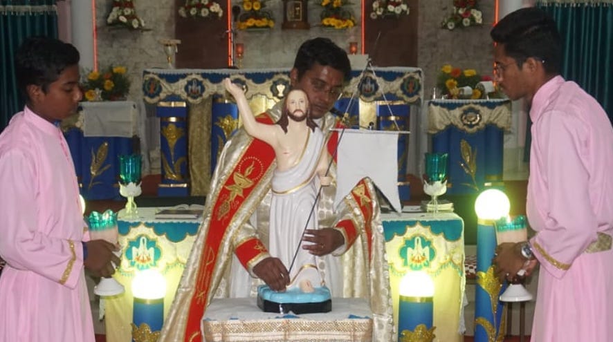नजीबाबाद के सेंट मेरी चर्च में ईस्टर पर्व पर प्रभु यीसू को नमन करते मिशनरी सदस्य। नजीबाबाद के सेंट मेरी चर्च में ईस्टर पर्व पर प्रभु यीसू को नमन करते मिशनरी सदस्य।