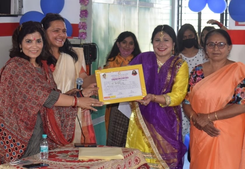 परिक्रमा मार्ग स्थित राज दुर्गा मंदिर परिसर में योग साधिका को सम्मानित करती डॉ सुनीता बालियान।