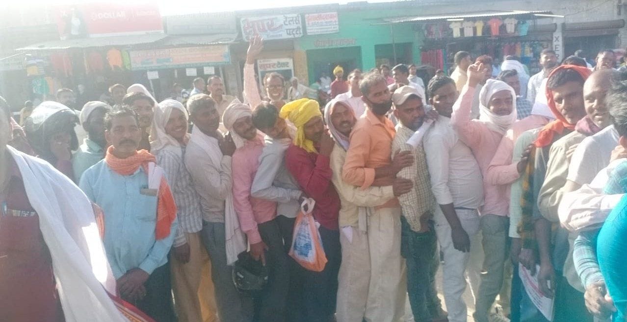पट्टी एसबीआई में चालान जमा करने को प्रत्याशियों की लगी कतार। पट्टी एसबीआई में चालान जमा करने को प्रत्याशियों की लगी कतार।