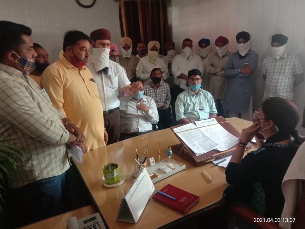 खटीमा में एसडीएम को ज्ञापन सौंपते भाकियू पदाधिकारी एवं किसान। खटीमा में एसडीएम को ज्ञापन सौंपते भाकियू पदाधिकारी एवं किसान।