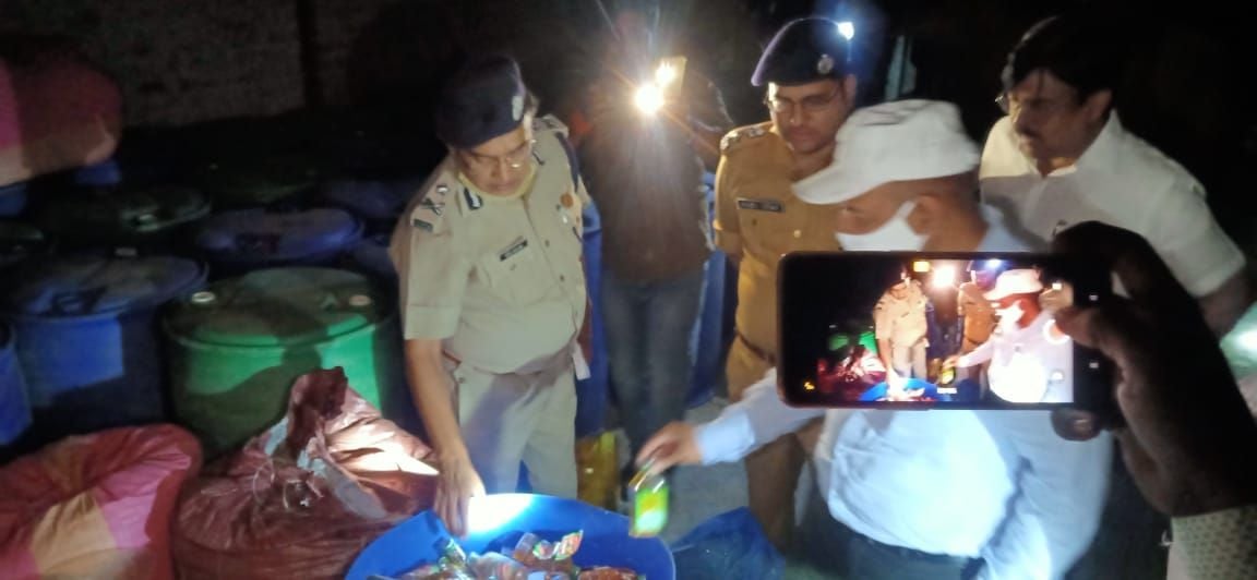 हथिगवां के झाझा क पुरवा में खोदाई में मिले केमिकल भरे ड्रम की जांच करते डीआईजी व एडीजी प्रेम प्रक? हथिगवां के झाझा क पुरवा में खोदाई में मिले केमिकल भरे ड्रम की जांच करते डीआईजी व एडीजी प्रेम प्रक?
