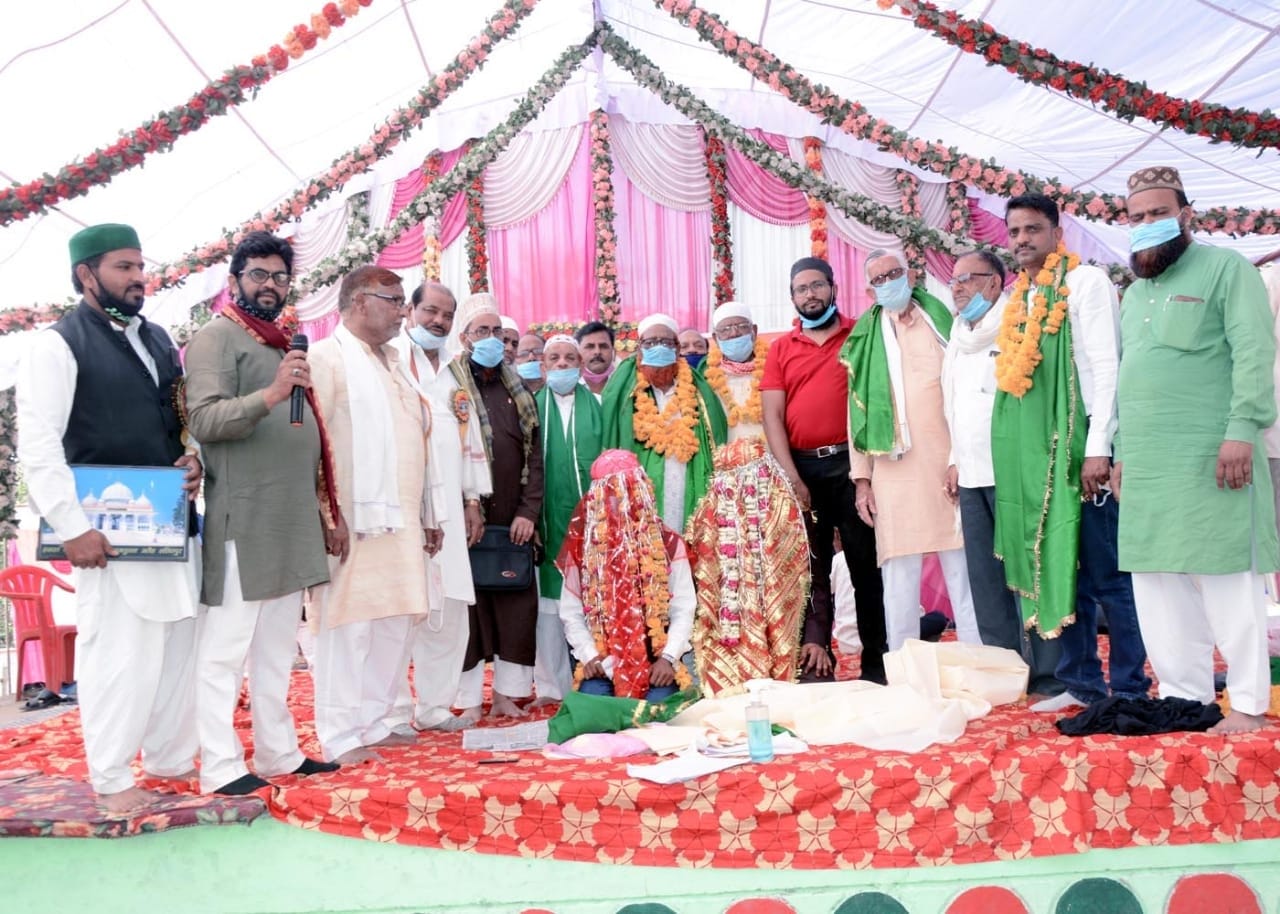 इज्तिमाई शादी में दूल्हों के साथ उर्स कमेटी के सदस्य