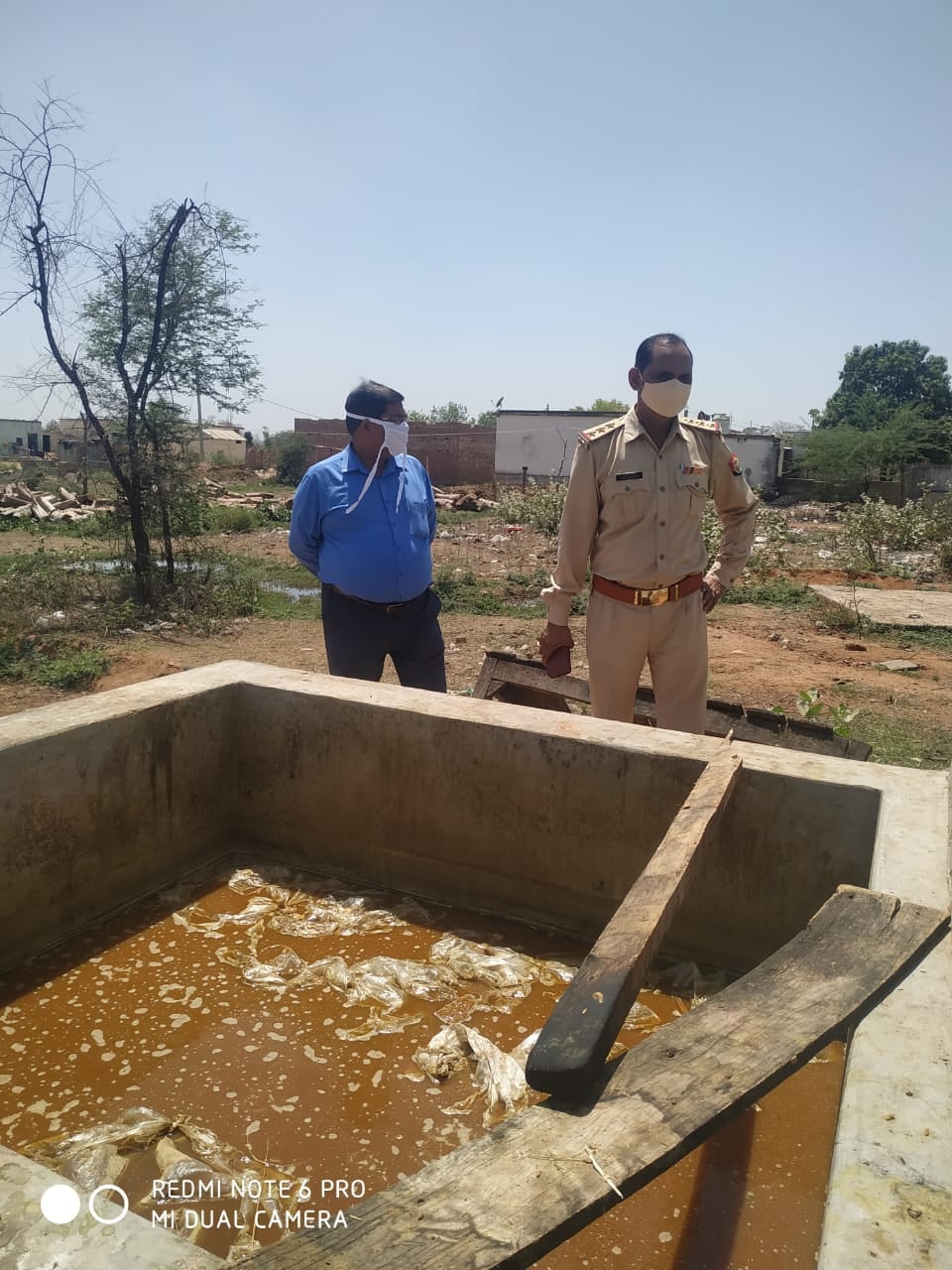 कैप्सन - लहन नष्ट कराते अधिकारी कैप्सन - लहन नष्ट कराते अधिकारी
