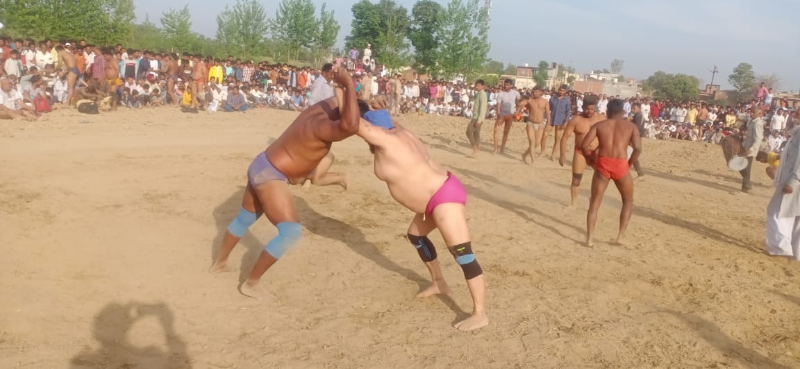 रणदेवा के दंगल में जोर आजमाइश करते पहलवान
