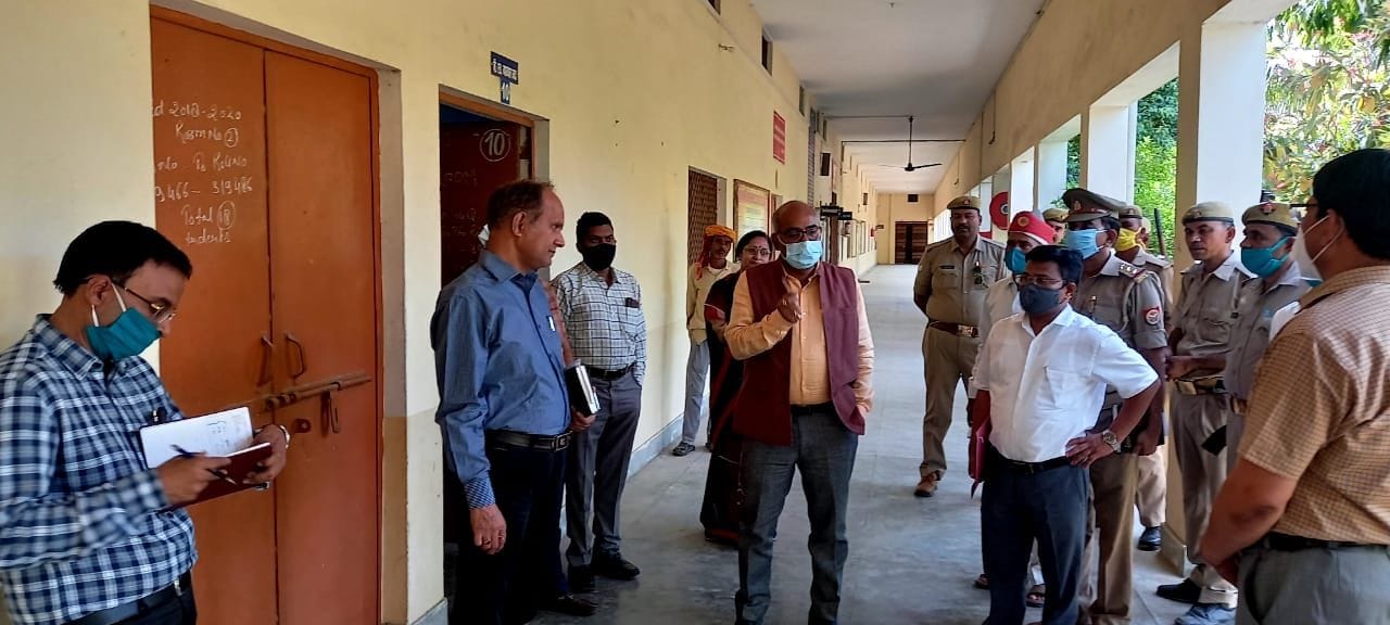 सरवनखेड़ा में मतगणना स्थल का निरीक्षण करते जिला निर्वाचन अधिकारी जेपी सिंह। सरवनखेड़ा में मतगणना स्थल का निरीक्षण करते जिला निर्वाचन अधिकारी जेपी सिंह।