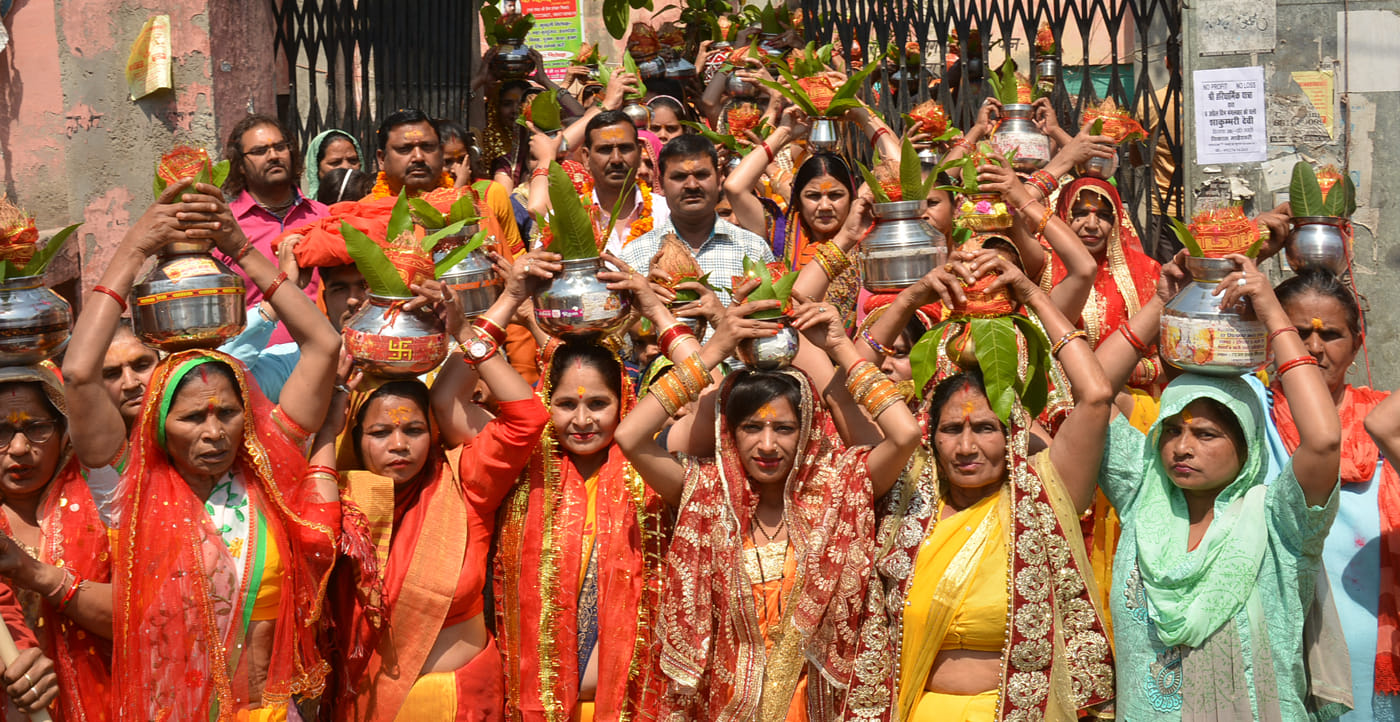 नगर में शामलीरोड पर कलश यात्रा निकालती महिलाएं। नगर में शामलीरोड पर कलश यात्रा निकालती महिलाएं।
