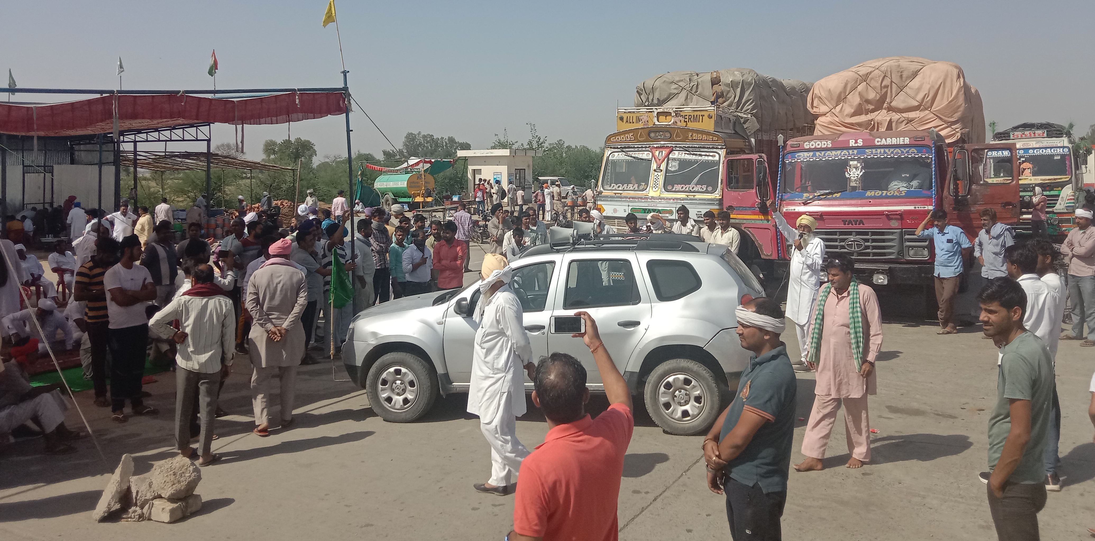 भावदीन टोल प्लाजा पर किसानों द्वारा लगाया गया जाम। भावदीन टोल प्लाजा पर किसानों द्वारा लगाया गया जाम।