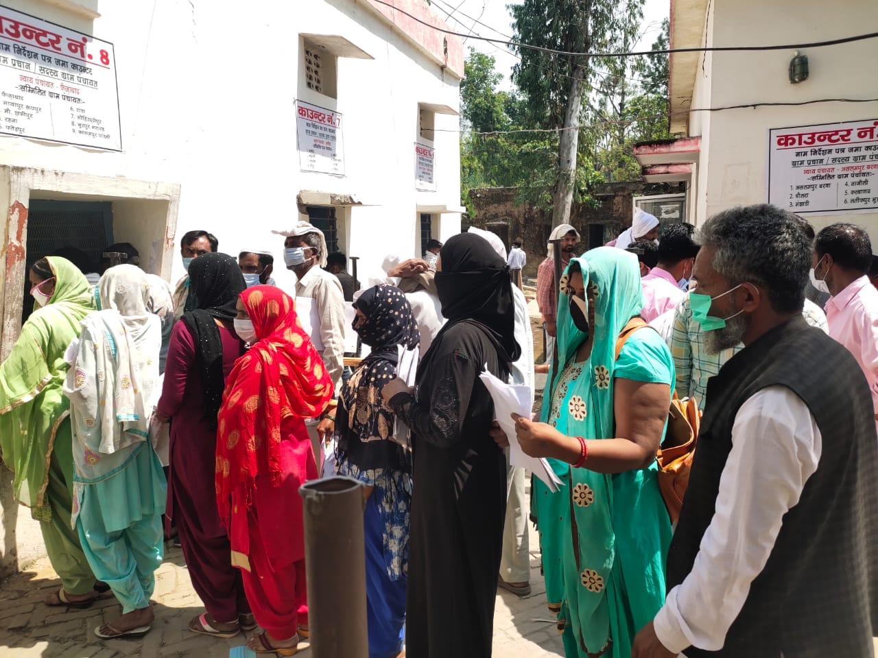 साढौली कदीम में नामांकन के लिए कतार में लगे प्रत्याशी साढौली कदीम में नामांकन के लिए कतार में लगे प्रत्याशी