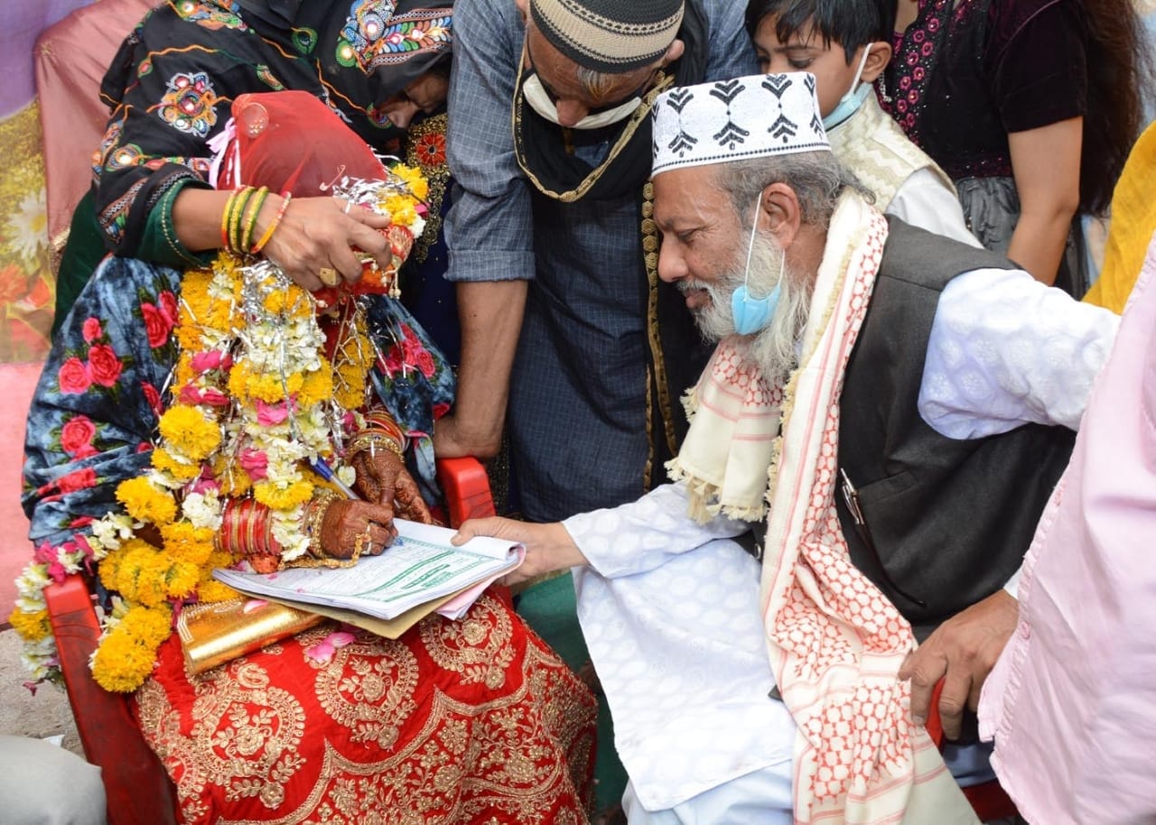 दुल्हन से निकाहनामा पर हस्ताक्षर कराते काजी
