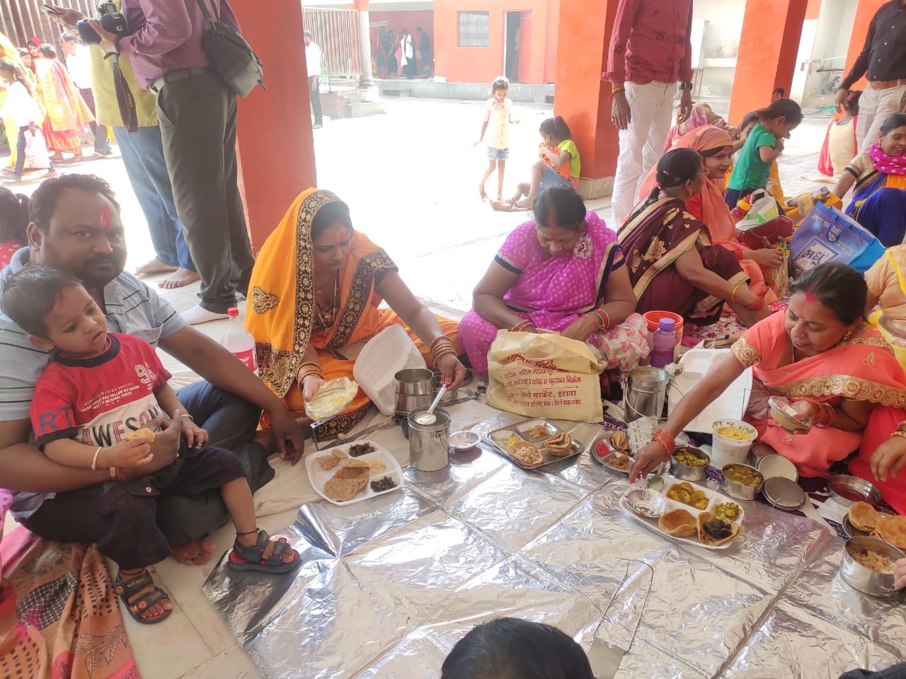 कालीबांह मंदिर में बसौड़ा ग्रहण करते श्रद्वालु कालीबांह मंदिर में बसौड़ा ग्रहण करते श्रद्वालु