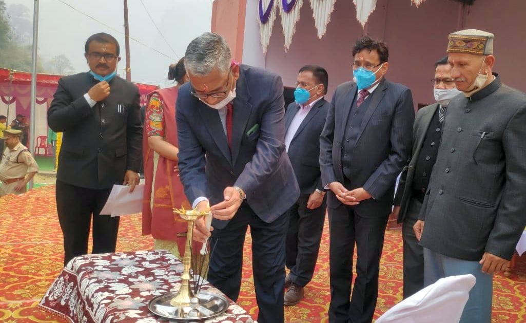 जौलजीबी में बहुउद्देश्यीय विधिक शिविर का शुभारंभ करते न्यायमूर्ति मनोज तिवारी। संवाद जौलजीबी में बहुउद्देश्यीय विधिक शिविर का शुभारंभ करते न्यायमूर्ति मनोज तिवारी। संवाद