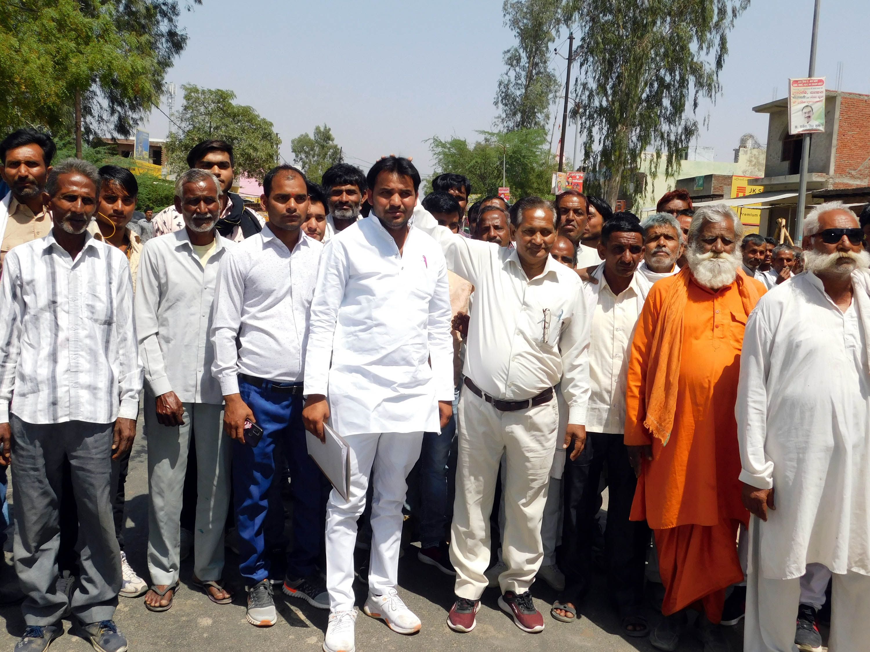 प्रधान पद के लिए नामांकन करने जाते प्रत्याशी। प्रधान पद के लिए नामांकन करने जाते प्रत्याशी।