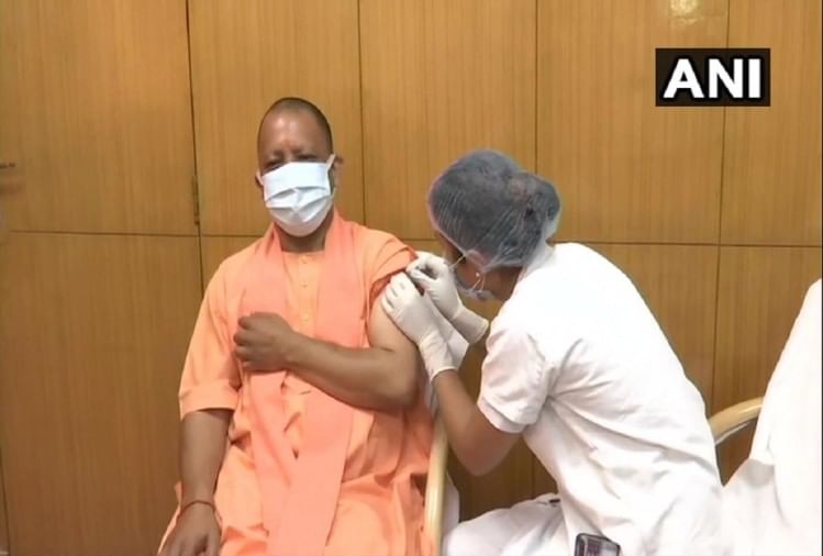 मुख्यमंत्री योगी ने लगवाया टीका